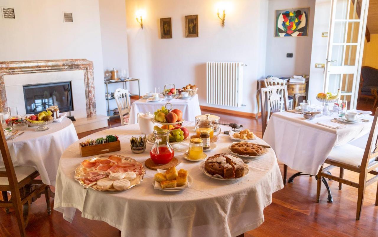 Bed and Breakfast Palazzo Sismonda Corneliano d'Alba Zewnętrze zdjęcie